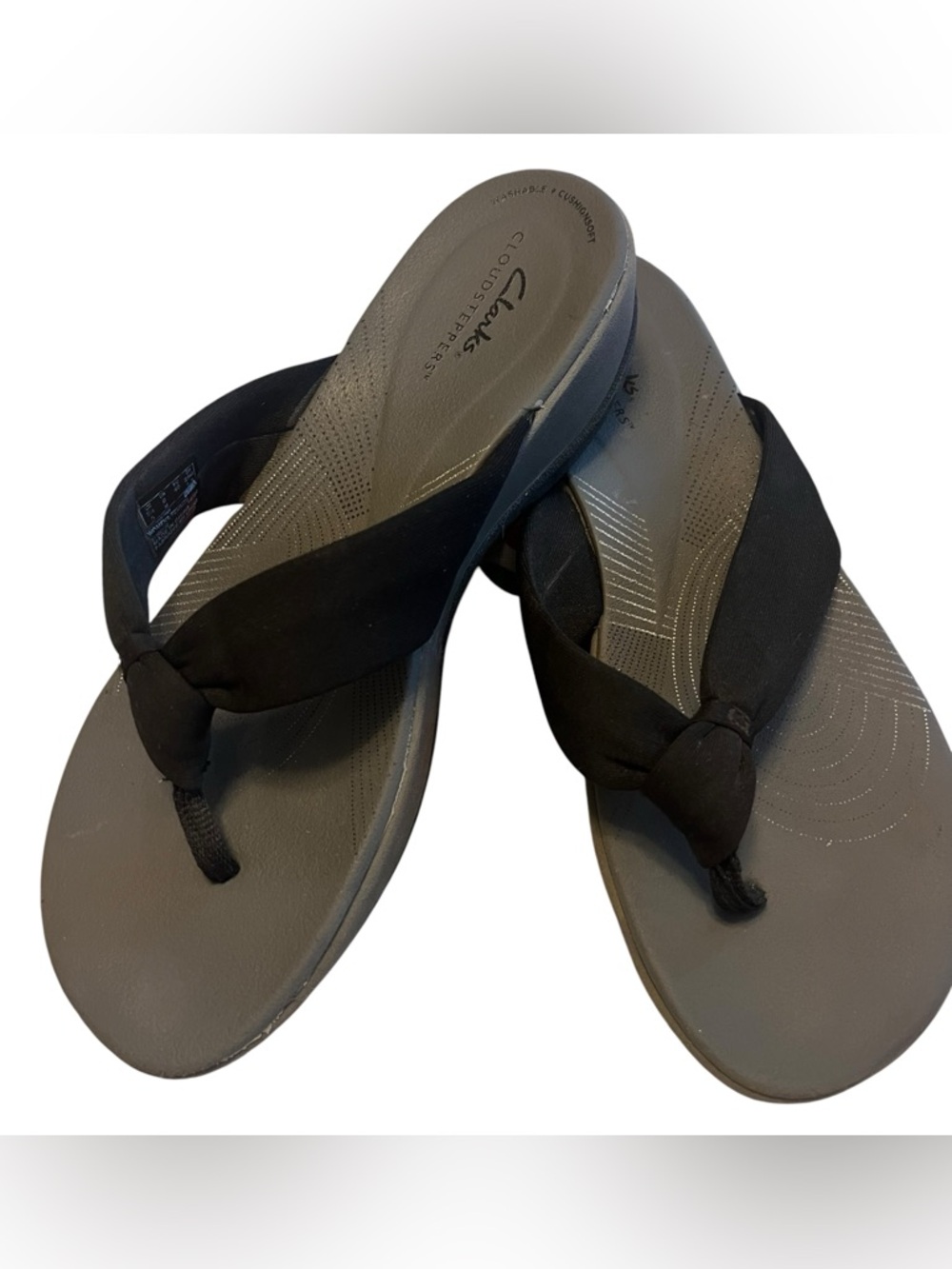Women’s Clarks Cloudsteppers size 9 flip-flop sandals, black and gray